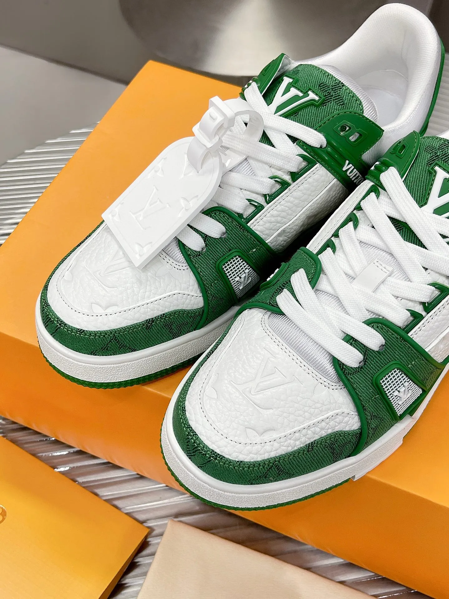 👟👟Ex-factory price 840👟👟The highest version on the Internet⚠️Feel free to compare! 2021🔥New model, purchase quality LV~Louis Vuitton by Virgin Abloh’s best-looking sneakers, Donkey Brand strongly recommends new products, official website limited edition retro basketball sneakers! Both high and low tops cost money to purchase 1:1 accurate replicas of the originals. The details are invincible, full of sincerity, imported custom-made original cowhide, the original package method is the same, the details are 100% restored, and the private model customized the original one-piece T👟👟factory price U outsole, which is different from other brands. Without the original version, this effect cannot be achieved! 35-45 (46 is custom-made and non-refundable) Some colors are available in women’s styles